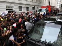 Multidão de fãs se reúne  em frente ao hotel de Justin